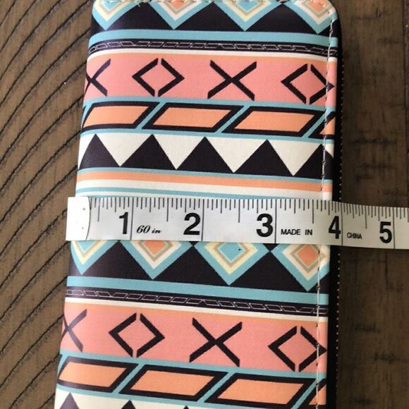 NWT Vegan Southwest Look 👀 Zip Wallet. Zip and card compartments. Secure! - Picture 12 of 17